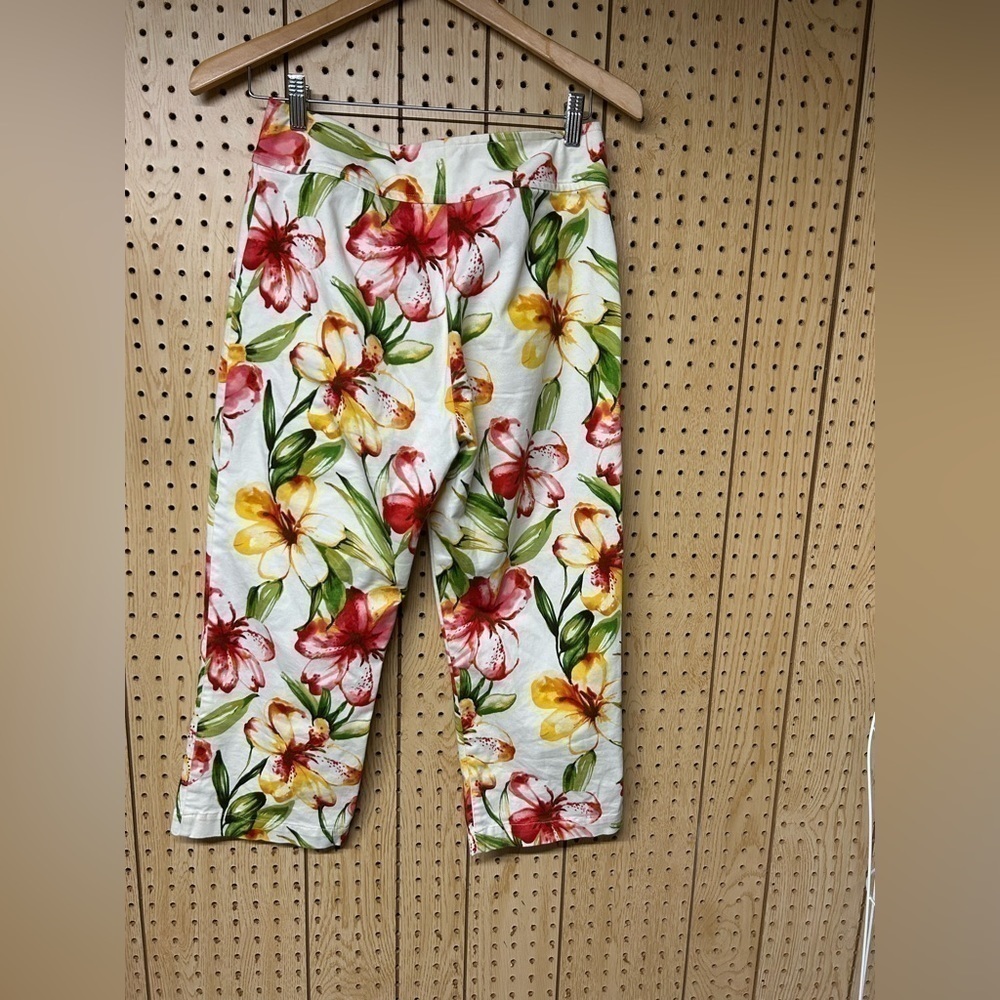 - St. John By Marie Grey Floral Capri Pants - Picture 5 of 7